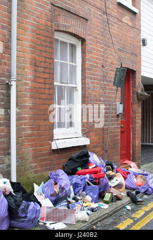 Des tas de détritus à l'extérieur d'une maison mitoyenne de style victorien à Canterbury Banque D'Images