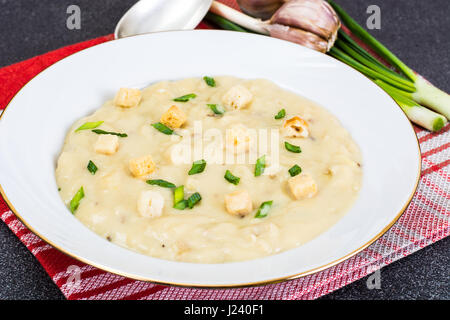 Crème de légumes soupe avec des croûtons. Studio Photo Banque D'Images