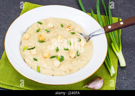 Crème de légumes soupe avec des croûtons. Studio Photo Banque D'Images