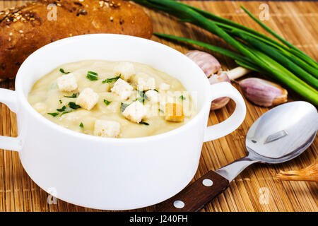 Crème de légumes soupe avec des croûtons. Studio Photo Banque D'Images