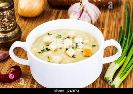 Crème de légumes soupe avec des croûtons. Studio Photo Banque D'Images