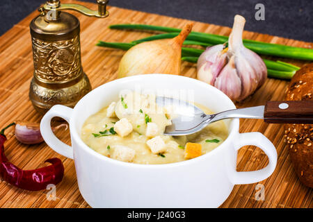 Crème de légumes soupe avec des croûtons. Studio Photo Banque D'Images