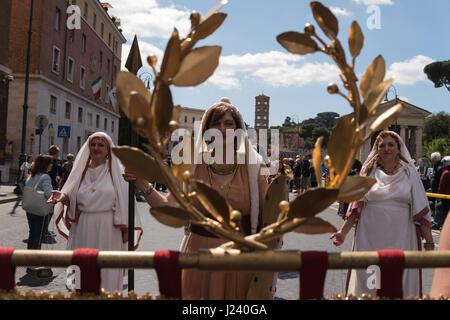 Rome, Italie. Apr 23, 2017. Un cortège historique a eu lieu dans le Circus Maximus à l'Imperial forum où une couronne a été placé au pied de la statue de l'empereur Trajan et retournés au Circus Maximus pour célébrer le 2770e anniversaire de la naissance de Rome. L'événement qui a eu lieu pendant de nombreuses années, a été organisée par le Groupe historique romain et a été assisté par des groupes de personnes de nombreux pays étrangers. Credit : Leo Claudio De Petris/Pacific Press/Alamy Live News Banque D'Images