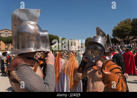Rome, Italie. Apr 23, 2017. Un cortège historique a eu lieu dans le Circus Maximus à l'Imperial forum où une couronne a été placé au pied de la statue de l'empereur Trajan et retournés au Circus Maximus pour célébrer le 2770e anniversaire de la naissance de Rome. L'événement qui a eu lieu pendant de nombreuses années, a été organisée par le Groupe historique romain et a été assisté par des groupes de personnes de nombreux pays étrangers. Credit : Leo Claudio De Petris/Pacific Press/Alamy Live News Banque D'Images