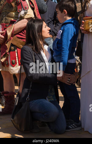 Rome, Italie. Apr 23, 2017. Un cortège historique a eu lieu dans le Circus Maximus à l'Imperial forum où une couronne a été placé au pied de la statue de l'empereur Trajan et retournés au Circus Maximus pour célébrer le 2770e anniversaire de la naissance de Rome. L'événement qui a eu lieu pendant de nombreuses années, a été organisée par le Groupe historique romain et a été assisté par des groupes de personnes de nombreux pays étrangers. Credit : Leo Claudio De Petris/Pacific Press/Alamy Live News Banque D'Images