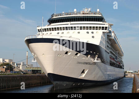 CELEBRITY CONSTELLATION dans l'écluse de IJmuiden. CELEBRITY CONSTELLATION est un navire de croisière de classe Millennium de Celebrity Cruises. Banque D'Images