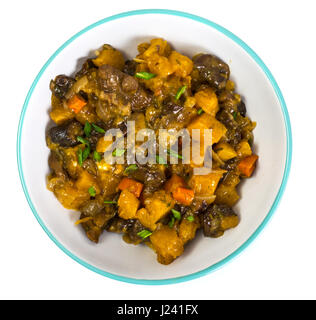 Ragoût aux légumes dans une assiette sur fond blanc. Studio Photo Banque D'Images