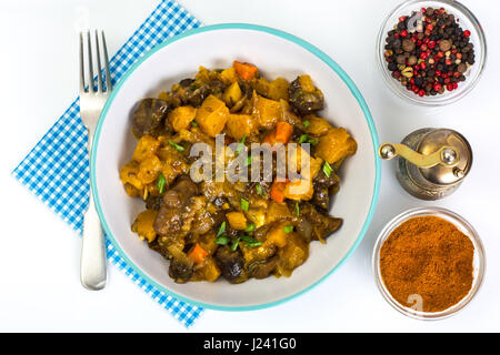 Ragoût aux légumes dans une assiette sur fond blanc. Studio Photo Banque D'Images