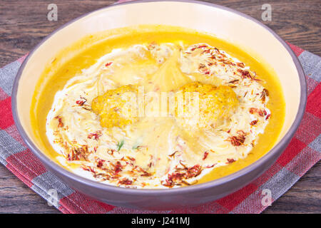 Purée de potiron au safran et boulettes de viande. Studio Photo Banque D'Images