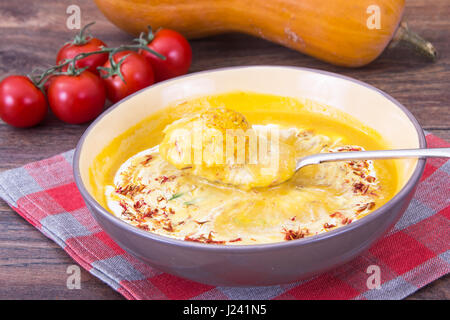 Purée de potiron au safran et boulettes de viande. Studio Photo Banque D'Images