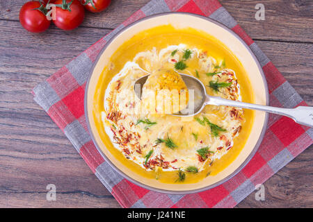 Purée de potiron au safran et boulettes de viande. Studio Photo Banque D'Images