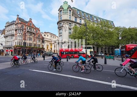 Les cyclistes sur Strand à Londres, Angleterre Royaume-Uni UK Banque D'Images