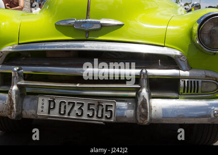 Close-up d'une grille sur l'avant du vintage American Chevrolet. Banque D'Images
