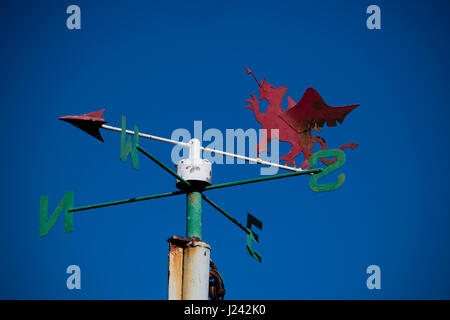 Girouette avec un Red dragon gallois dans le quartier historique de la vieille ville basse' 'port de Fishguard, Parc National de Pembrokeshire, au sud-ouest du pays de Galles UK Banque D'Images