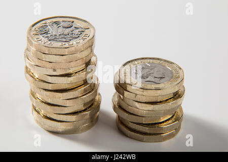 Des tas de nouveaux €1 livre 2016 pièces, avec un arrière-plan propre Banque D'Images