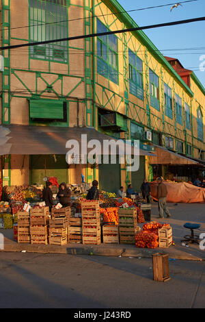 Les fruits et légumes à vendre dans une rue à côté du marché historique à Valparaiso, Chili Banque D'Images