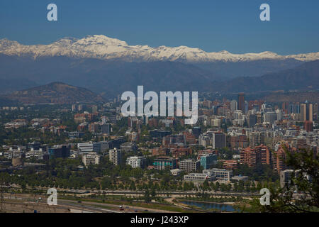 Vue de la capitale, Santiago du Chili, du Cerro San Cristobal. Valeurs d'édifices modernes soutenues par des montagnes enneigées de la Cordillère des Andes. Banque D'Images