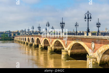 Pont de pierre, un vieux pont à Bordeaux - Aquitaine, France Banque D'Images