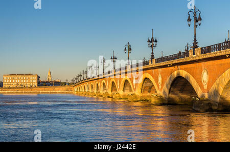 Pont de pierre, un vieux pont à Bordeaux - Aquitaine, France Banque D'Images