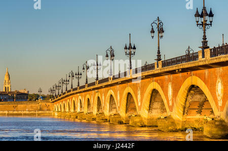 Pont de pierre, un vieux pont à Bordeaux - Aquitaine, France Banque D'Images