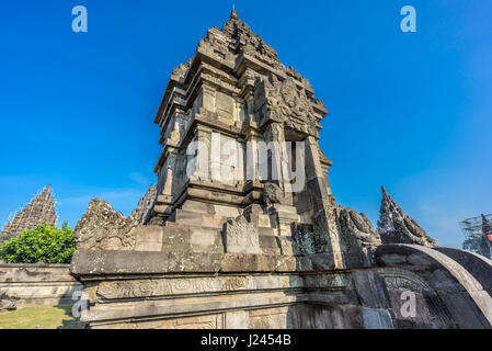 Vue de côté d'Kala-Makara Perwara Candi Prambanan Temple complexe. 9e siècle composé temple hindou situé sur le centre de Java, Indonésie Banque D'Images