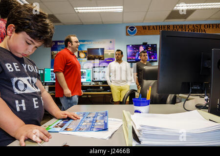 Miami Florida,National Hurricane Center,NHC,NOAA,National Weather Service,maisons ouvertes,intérieur à l'intérieur,prévision,South Florida prévisions bureau,met Banque D'Images