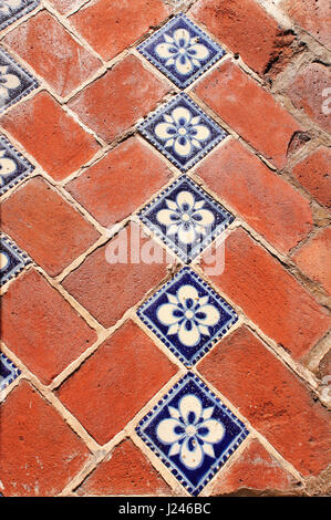 Vieux mur de briques avec inserts en céramique (maçonnerie traditionnelle) - Talavera de Puebla, Mexique Banque D'Images