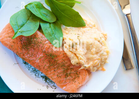 Le saumon frais sur une assiette avec des pommes de terre. Banque D'Images