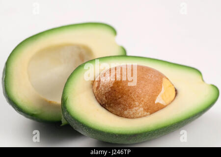 Deux tranches d'avocat isolé sur un fond blanc. Une coupe avec core. Banque D'Images