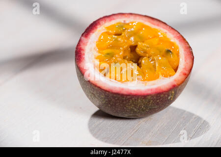 La moitié du fruit de la passion sur la table en bois. Banque D'Images