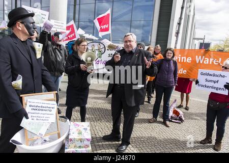 Berlin, Allemagne. Apr 24, 2017. À l'occasion de l'audience publique de la Commission des finances du Bundestag, les organisations non gouvernementales Attac, Steuergerechtigkeit Netzwerk Deutschland, Réseau pour la justice fiscale et la lutte contre les mauvaises herbes protestent à Berlin. Ils appellent à une révision de la mise en œuvre de l'allemand de la 4ème Directive sur le blanchiment de l'argent de l'UE. Credit : ZUMA Press, Inc./Alamy Live News Banque D'Images