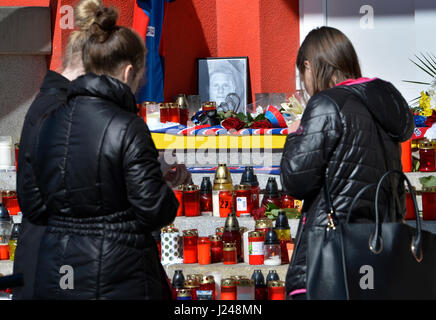 Pilsen, République tchèque. Apr 24, 2017. Un lieu de commémoration a été créé par des fans à l'extérieur du Viktoria Plzen stadium à Plzen, République tchèque, le 24 avril, 2017 où les gens peuvent poser des bougies et des fleurs à la mémoire de l'ancien défenseur de la République tchèque Frantisek Rajtoral, lauréat du titre de la ligue nationale à quatre reprises avant de rejoindre club turc de Gaziantepspor, décédé le dimanche 23 avril 2017. Il était âgé de 31 ans. La fédération de football tchèque a déclaré dans un communiqué que Frantisek Rajtoral s'était suicidé en Turquie. Photo : CTK Miroslav Chaloupka/Photo/Alamy Live News Banque D'Images