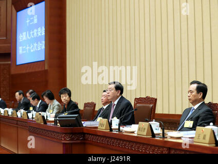 Beijing, Chine. Apr 24, 2017. Zhang Dejiang (2e R), président du Comité permanent de l'Assemblée populaire nationale (APN), préside la 27e session du Comité permanent de la 12e Assemblée populaire nationale à Beijing, capitale de Chine, le 24 avril 2017. Credit : Ma Zhancheng/Xinhua/Alamy Live News Banque D'Images