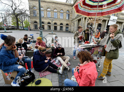 Hanovre, Allemagne. Apr 24, 2017. Les élèves de la mode avec un soi-disant, un wollator tricot mobile station, sur la rue de Hanovre, Allemagne, 24 avril 2017. Les étudiants sont la mode de marquage 1000 avec une manifestation contre la consommation irréfléchie. Photo : Holger Hollemann/dpa/Alamy Live News Banque D'Images