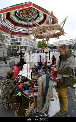 Hanovre, Allemagne. Apr 24, 2017. Les élèves de la mode avec un soi-disant, un wollator tricot mobile station, sur la rue de Hanovre, Allemagne, 24 avril 2017. Les étudiants sont la mode de marquage 1000 avec une manifestation contre la consommation irréfléchie. Photo : Holger Hollemann/dpa/Alamy Live News Banque D'Images