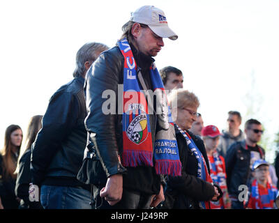 Un lieu de commémoration a été créé par des fans à l'extérieur du Viktoria Plzen stadium à Plzen, République tchèque, le 24 avril, 2017 où les gens peuvent poser des bougies et des fleurs à la mémoire de l'ancien défenseur de la République tchèque Frantisek Rajtoral, lauréat du titre de la ligue nationale à quatre reprises avant de rejoindre club turc de Gaziantepspor, décédé le dimanche 23 avril 2017. Il était âgé de 31 ans. La fédération de football tchèque a déclaré dans un communiqué que Frantisek Rajtoral s'était suicidé en Turquie. (Photo/CTK Miroslav Chaloupka) Banque D'Images