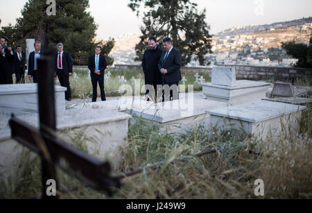 Jérusalem, Israël. 24 avr, 2017. dpatop - Ministre des affaires étrangères allemand Sigmar Gabriel (SPD) à la tombe d'Oskar Schindler (1908-1974) à Jérusalem, Israël, 24 avril 2017. Gabriel est en train d'effectuer une courte visite au Moyen-Orient. Il se rendra en Israël, la Jordanie et les territoires autonomes palestiniens aujourd'hui et demain. Photo : Bernd von Jutrczenka/dpa/Alamy Live News Banque D'Images