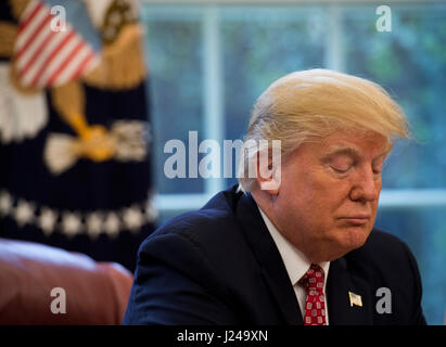 Washington, USA. Apr 24, 2017. Le Président des Etats-Unis, Donald Trump est à l'écoute tout en organisant une conférence vidéo avec les astronautes de la NASA à bord de la Station spatiale internationale dans le bureau ovale à la Maison Blanche le 24 avril 2017. Credit : MediaPunch Inc/Alamy Live News Banque D'Images