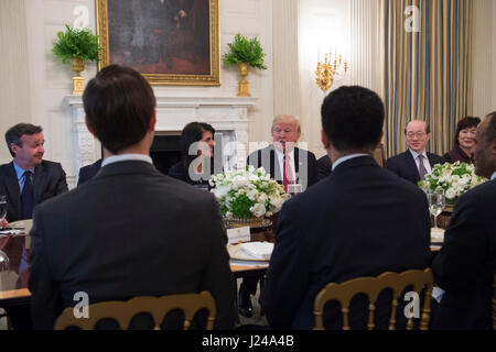 Washington, USA. Apr 24, 2017. Le Président des Etats-Unis, Donald Trump parle à côté de l'Ambassadeur des Etats-Unis auprès de l'Organisation des Nations Unies Nikki Haley au cours d'un déjeuner de travail avec les ambassadeurs au Conseil de sécurité de l'ONU dans la salle à manger d'État à la Maison Blanche le 24 avril 2017. Credit : MediaPunch Inc/Alamy Live News Banque D'Images