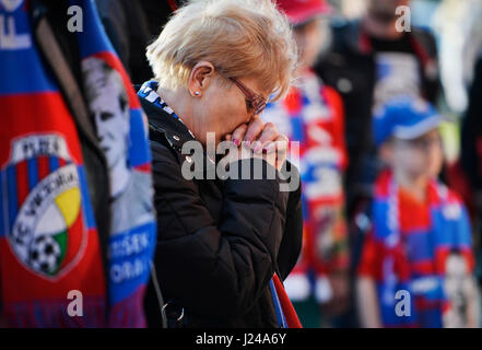 Pilsen, République tchèque. Apr 24, 2017. Un lieu de commémoration a été créé par des fans à l'extérieur du Viktoria Plzen stadium à Plzen, République tchèque, le 24 avril, 2017 où les gens peuvent poser des bougies et des fleurs à la mémoire de l'ancien défenseur de la République tchèque Frantisek Rajtoral, lauréat du titre de la ligue nationale à quatre reprises avant de rejoindre club turc de Gaziantepspor, décédé le dimanche 23 avril 2017. Il était âgé de 31 ans. La fédération de football tchèque a déclaré dans un communiqué que Frantisek Rajtoral s'était suicidé en Turquie. Photo : CTK Miroslav Chaloupka/Photo/Alamy Live News Banque D'Images