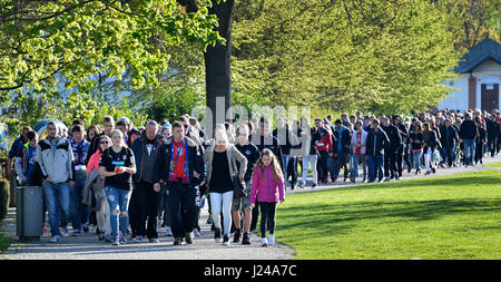 Pilsen, République tchèque. Apr 24, 2017. Un lieu de commémoration a été créé par des fans à l'extérieur du Viktoria Plzen stadium à Plzen, République tchèque, le 24 avril, 2017 où les gens peuvent poser des bougies et des fleurs à la mémoire de l'ancien défenseur de la République tchèque Frantisek Rajtoral, lauréat du titre de la ligue nationale à quatre reprises avant de rejoindre club turc de Gaziantepspor, décédé le dimanche 23 avril 2017. Il était âgé de 31 ans. La fédération de football tchèque a déclaré dans un communiqué que Frantisek Rajtoral s'était suicidé en Turquie. Photo : CTK Miroslav Chaloupka/Photo/Alamy Live News Banque D'Images