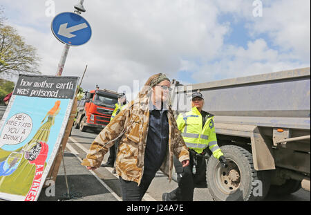 Blackpool, Royaume-Uni. Apr 24, 2017. Une policière de bloquer un militant de marcher sur la route, à Preston New Road, Blackpool, 24 avril, 2017 Crédit : Barbara Cook/Alamy Live News Banque D'Images