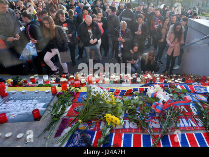 Pilsen, République tchèque. Apr 24, 2017. Un lieu de commémoration a été créé par des fans à l'extérieur du Viktoria Plzen stadium à Plzen, République tchèque, le 24 avril, 2017 où les gens peuvent poser des bougies et des fleurs à la mémoire de l'ancien défenseur de la République tchèque Frantisek Rajtoral, lauréat du titre de la ligue nationale à quatre reprises avant de rejoindre club turc de Gaziantepspor, décédé le dimanche 23 avril 2017. Il était âgé de 31 ans. La fédération de football tchèque a déclaré dans un communiqué que Frantisek Rajtoral s'était suicidé en Turquie. Photo : CTK Miroslav Chaloupka/Photo/Alamy Live News Banque D'Images