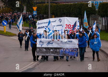 Auschwitz, Birkenau, en Pologne. Apr 24, 2017. Plusieurs milliers de jeunes de plus de 40 pays prennent part à la marche silencieuse de "Arbeit macht frei" porte dans Auschitz à Birkenau. Mars a été organisé depuis 1988, depuis 1996, chaque année dans le cadre de la "Journée du souvenir de l'Holocauste Yom Hashoah". Les participants à la marche un témoignage à la mémoire de personnes assassinées par les nazis allemands pendant la Seconde Guerre mondiale. Credit : w124merc/Alamy Live News Banque D'Images