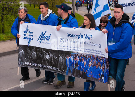 Auschwitz, Birkenau, en Pologne. Apr 24, 2017. Plusieurs milliers de jeunes de plus de 40 pays prennent part à la marche silencieuse de "Arbeit macht frei" porte dans Auschitz à Birkenau. Mars a été organisé depuis 1988, depuis 1996, chaque année dans le cadre de la "Journée du souvenir de l'Holocauste Yom Hashoah". Les participants à la marche un témoignage à la mémoire de personnes assassinées par les nazis allemands pendant la Seconde Guerre mondiale. Credit : w124merc/Alamy Live News Banque D'Images