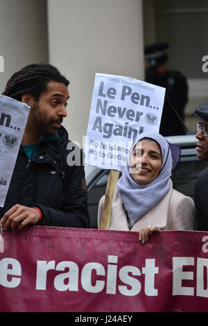 Knightsbridge, Londres, Royaume-Uni. 24 avril 2017. Un groupe de protestation devant l'ambassade de France contre Marine Le Pen et la "montée du fascisme en Europe". Crédit : Matthieu Chattle/Alamy Live News Banque D'Images