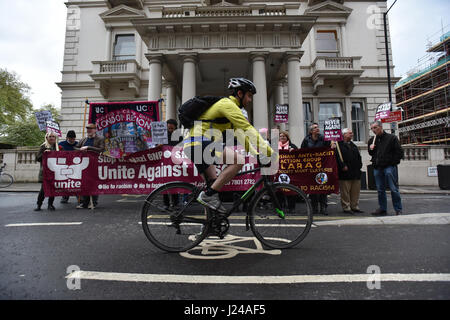 Knightsbridge, Londres, Royaume-Uni. 24 avril 2017. Un groupe de protestation devant l'ambassade de France contre Marine Le Pen et la "montée du fascisme en Europe". Crédit : Matthieu Chattle/Alamy Live News Banque D'Images