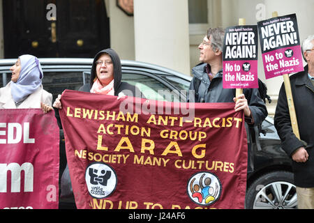 Knightsbridge, Londres, Royaume-Uni. 24 avril 2017. Un groupe de protestation devant l'ambassade de France contre Marine Le Pen et la "montée du fascisme en Europe". Crédit : Matthieu Chattle/Alamy Live News Banque D'Images