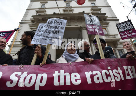 Knightsbridge, Londres, Royaume-Uni. 24 avril 2017. Un groupe de protestation devant l'ambassade de France contre Marine Le Pen et la "montée du fascisme en Europe". Crédit : Matthieu Chattle/Alamy Live News Banque D'Images