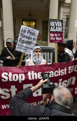 Knightsbridge, Londres, Royaume-Uni. 24 avril 2017. Un groupe de protestation devant l'ambassade de France contre Marine Le Pen et la "montée du fascisme en Europe". Crédit : Matthieu Chattle/Alamy Live News Banque D'Images